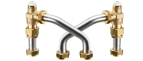 Montagebrücke aus metallenen Rohren und Messingarmaturen, verwendet für die Installation von Heizkörpern, produziert von Oventrop.